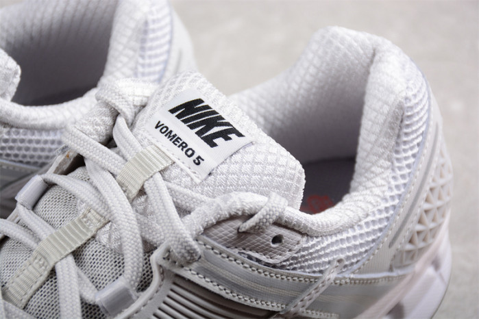 Nike AIR ZOOM VOMERO 5