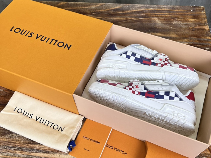 l0*is V*t0n lv trainer lvt-220