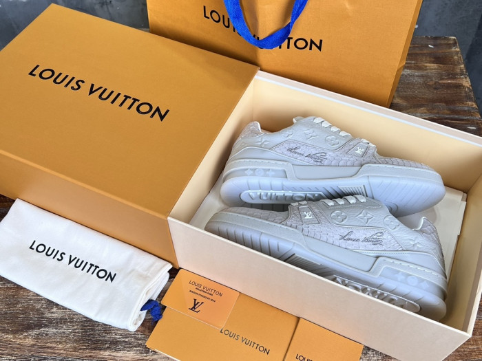 l0*is V*t0n lv trainer lvt-215